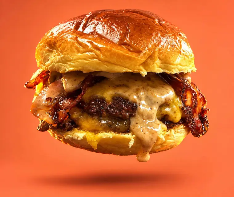Hamburguesa smash con bacon y salsa